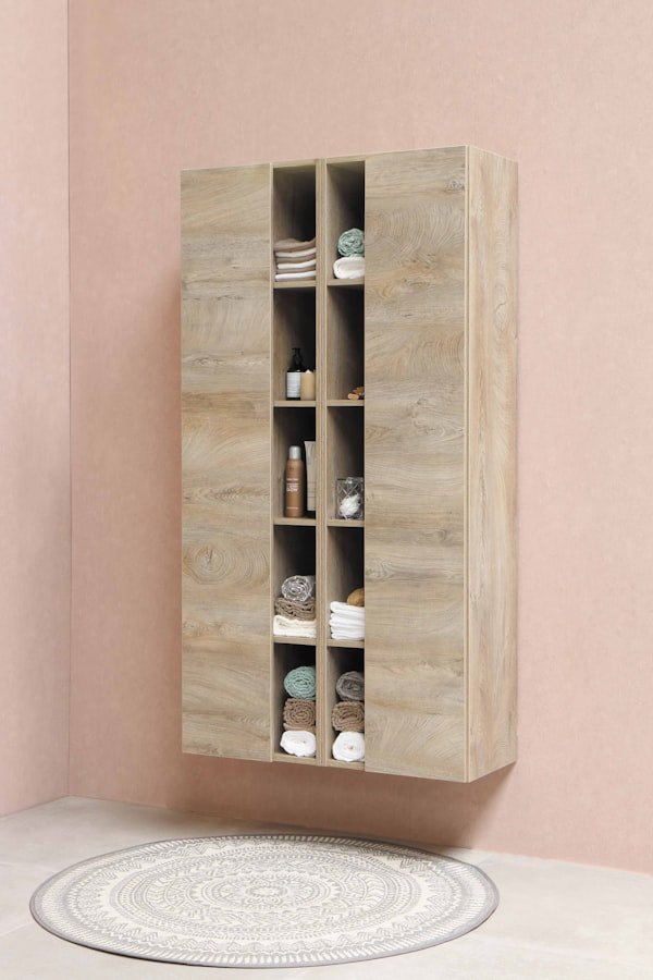 Parede pintada em rosa com nicho decorativo
